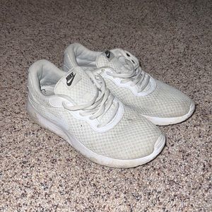 White nike tennis shoes